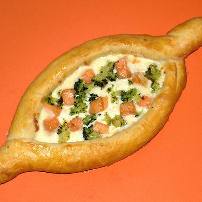 Аджарули с лососем и брокколи в Аджарули по цене 550 ₽