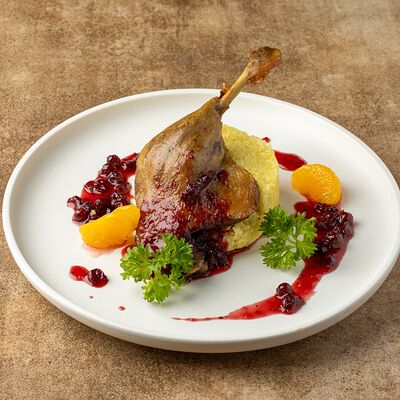 Конфи из утиной ножки с шафрановым ризотто, клюквенным соусом и мандаринами в Егерь по цене 1910 ₽