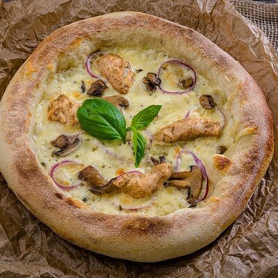 Пицца с курицей и грибами в Чайхона №1 Братьев Васильчуков по цене 375 ₽