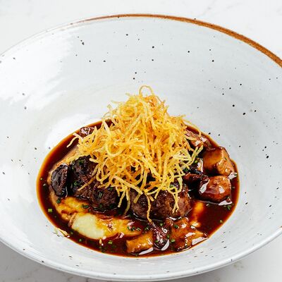 Митболы из мраморной говядины с картофельным кремом и обжаренными грибамив Hello Wine по цене 780 ₽