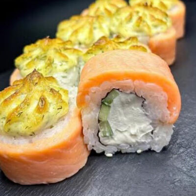 Запечённая Филадельфия под чесночным соусомв Breaking time по цене 700 ₽