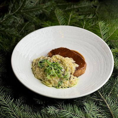 Томлёная буженина с орзо и голубым сыром в Нобель по цене 680 ₽