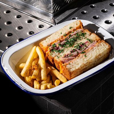 Сэндвич с окороком и картофелем фри в Водокачка по цене 650 ₽