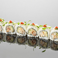 Острый ролл с лакедрой в Naomi Sushi