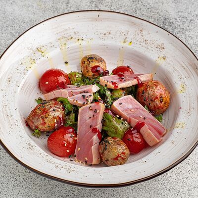 Теплый салат с тунцом в Коломан по цене 680 ₽