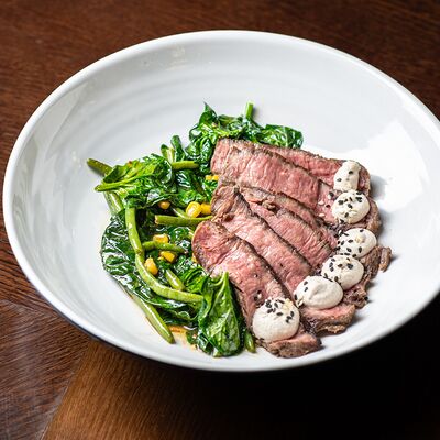 Стейк из говядины су-вид с соусом Тоннато в Brasserie Lambic по цене 1160 ₽