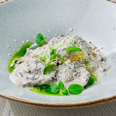 Равиоли из курицы с трюфельно-грибным соусом в Сен Тропе по цене 505 ₽