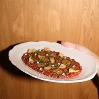 Тартар из говядины с огурцами кимчи и креветочным соусом в Луи