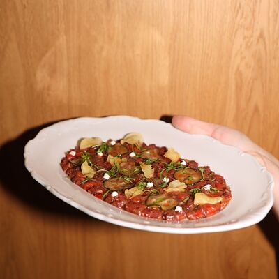 Тартар из говядины с огурцами кимчи и креветочным соусом в Луи по цене 890 ₽