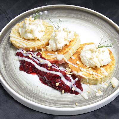 Панкейки с вишней и крем-чизв Гуленьки на Комсомольском по цене 499 ₽