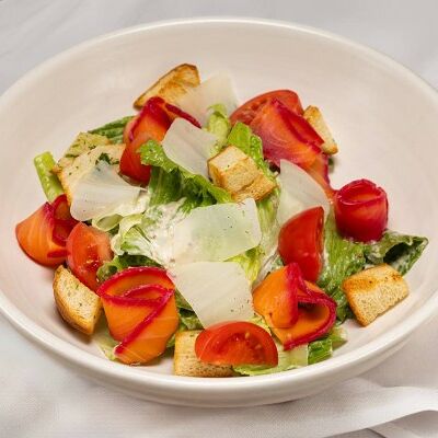 Листья романо с лососем Гравлакс и соусом Цезарь в Линдерхоф по цене 1295 ₽