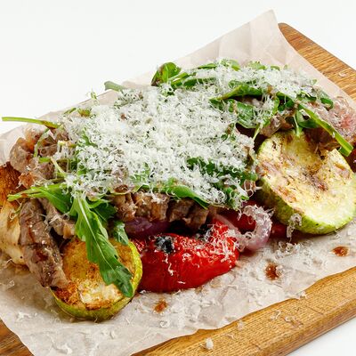 Тальятта из стриплойна с овощами на гриле в Эй, Джованни! по цене 1255 ₽