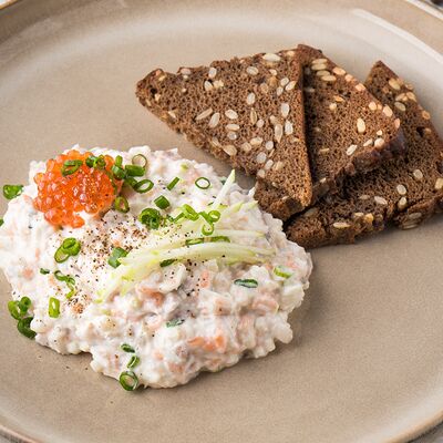 Форшмак с подкопченным лососем и красной икрой в Пряности & Радости на Васильевском по цене 790