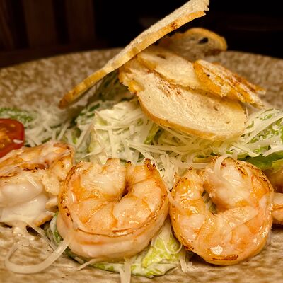 Цезарь с тигровыми креветкамив Vinokurov karaoke rest по цене 924 ₽