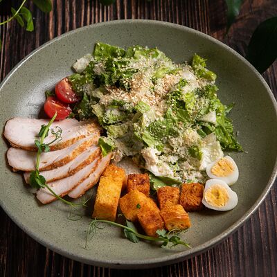 Салат Цезарь с курицей в Старый Ереван по цене 835 ₽