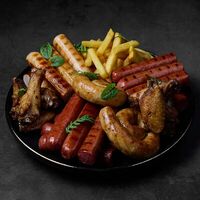 Ассорти колбас с куриными крыльями и картофелем фрив Level kitchenbar