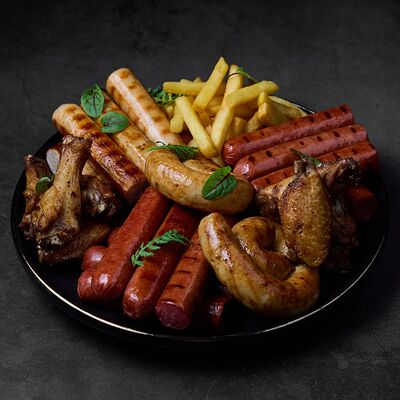Ассорти из колбас с куриными крыльями и картофелем фрив Level kitchenbar по цене 2900 ₽