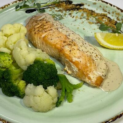 Стейк из лосося с брокколи и цветной капустой в Чили Gurman Сlub по цене 950 ₽