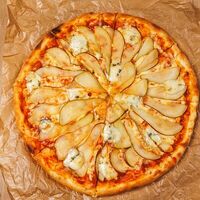 Пицца с грушей и сыром дорблю в Nel tempo