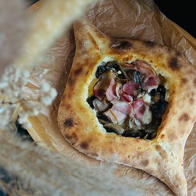 Хачапури Ачарули с грибами и беконом в Тбилисио по цене 740 ₽