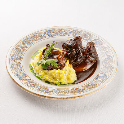 Тушеная телячья щека с картофельным пюре, белыми грибами и обжаренным копченым сыром силано в La Scala Trattoria Ignazio по цене 77 р.