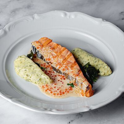 Лосось с икорным соусом и картофельным пюре с вакаме в Рыба моя по цене 1890 ₽