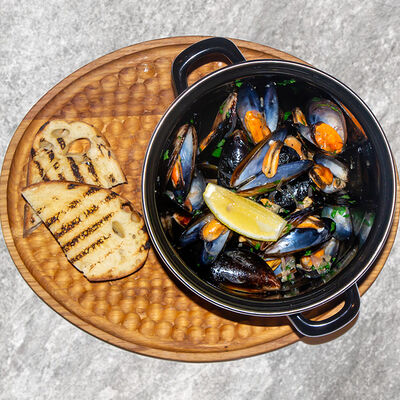 Кастрюлька мидий в соусе Том Ям (острые) в Встреча по цене 1330 ₽