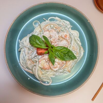 Паста томатно-шпинатная с креветками в сливочном соусе том ям в The art cafe по цене 780 ₽