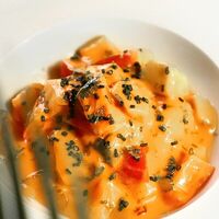 Севиче из форели и авокадо с соусом из печёных перцев в More More