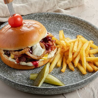 Бургер с котлетой из мраморной говядины с пьяной вишней и соусом дорблю в Brasserie Kriek по цене 990 ₽