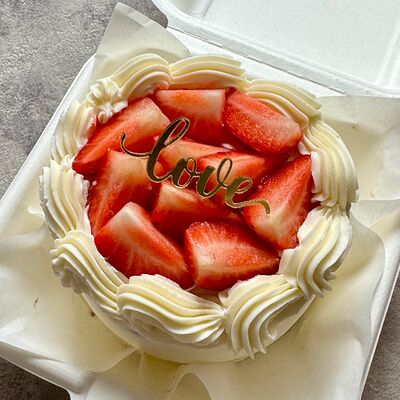 Бенто-торт Love с клубникой в Lipatik sweets по цене 2100 ₽