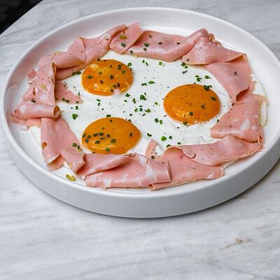 Глазунья мортаделлав Bisou Bisou Bistro по цене 570 ₽