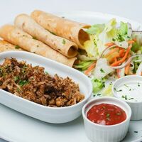 Свинина карнитас с овощным салатом, лепешками и соусами в Cafeshion