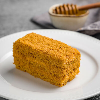 Пирожное Медовик в Может суши? по цене 439 ₽