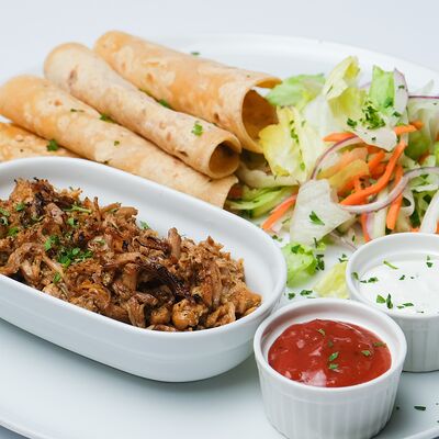 Свинина карнитас с овощным салатом, лепешками и соусами в Cafeshion по цене 790 ₽