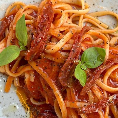 Постная паста с вялеными томатами в People по цене 390 ₽