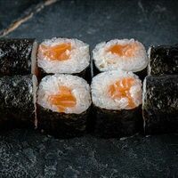 Ролл с лососем в Pizza & Sushi Hub