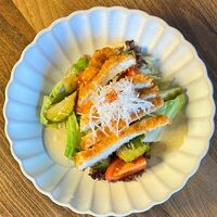 Салат с хрустящим цыпленком и азиатскими огурчиками в More More
