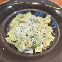 Фарфалле с курицей и грибами в Ранчо Grill & Bar