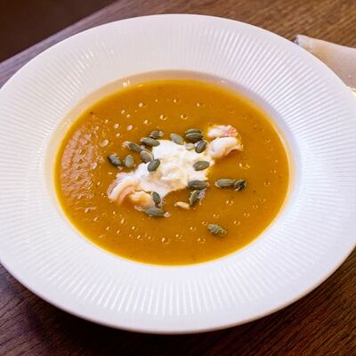 Тыквенный суп с креветками и страчателлой в Миллениал по цене 640 ₽