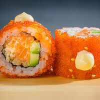 Хрустящий ролл с лососем в Yellowfin sushi