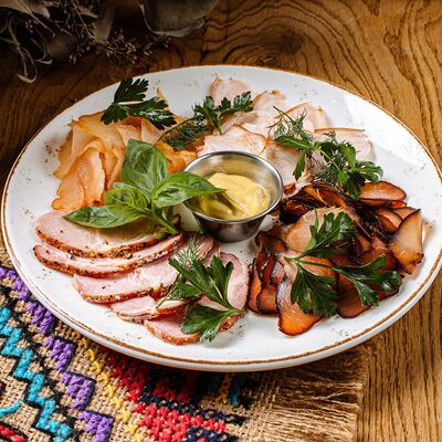 Мясная тарелка в Хачапури и Вино по цене 907 ₽