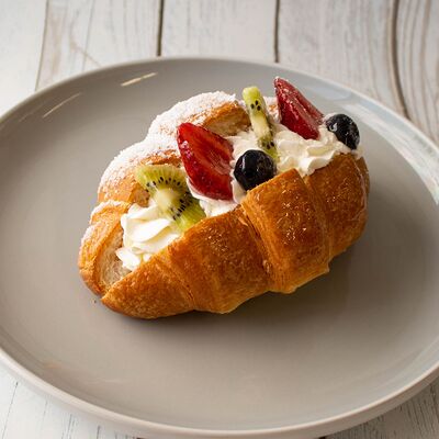 Круассан с кремом и ягодами в Гудди по цене 340 ₽