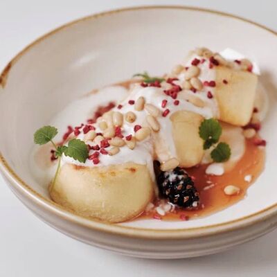 Сырники с вареньем из шишек, сметаны и ягодной пудры в ОГОРОДБАР по цене 450 ₽