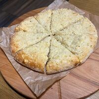 Фокачча с пармезаном и чесноком в La vino