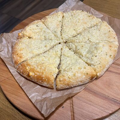 Фокачча с пармезаном и чесноком в La vino по цене 330 ₽