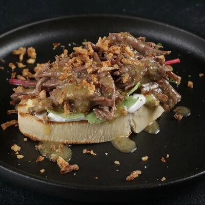 Брускетта с томлёной говядиной в По Чесноку по цене 353 ₽