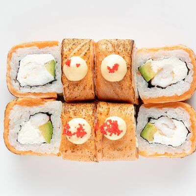 Ролл опаленный с лососем в Wasabi по цене 784 ₽