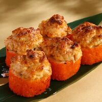 Запеченный ролл с острым лососем в BBQ Beer Restaurant