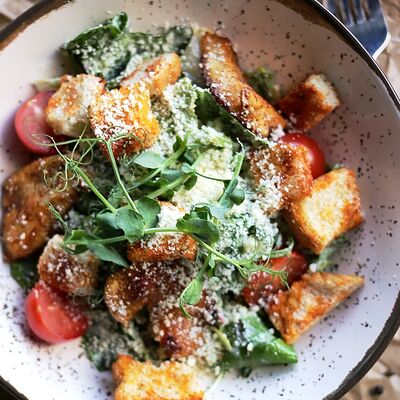 Цезарь с курицей в LOFT по цене 500 ₽